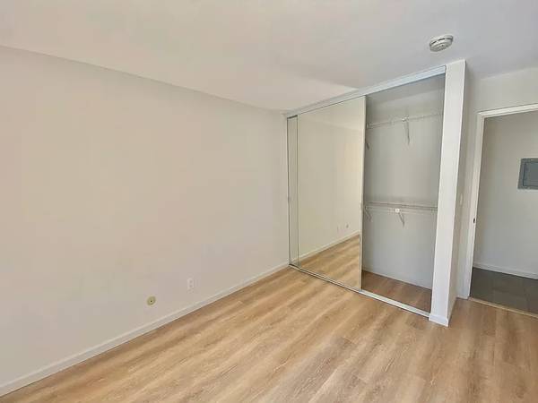 $1,150 / 1br - Remodeled & Spacious 1BD in Adams Point – Parking Included63687423136129121