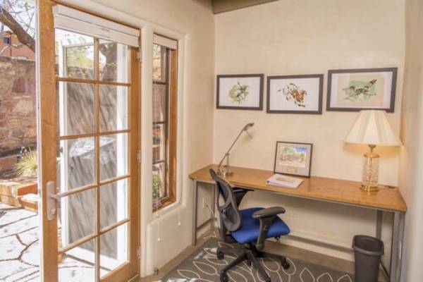 $1,860 / 2br - Safe and quiet, just 2 blocks from famed Canyon Road63806143675137121