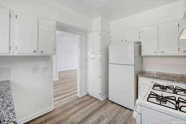 $2,475 / 2br - Recently Remodeled 2 Bedroom in Hollywood with Vinyl Plank Floors, A/C (Hollywood)63701186023683124