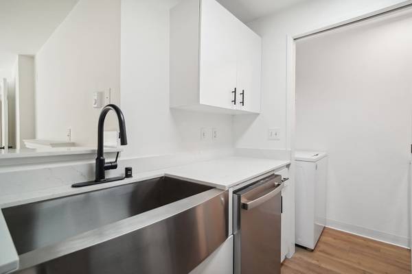 $1,575 / 500ft2 - 📦 Move-In Bonus: 6 Weeks Rent-Free + 3 Months Parking (600 7th Ave, Seattle, WA)63934288167299123