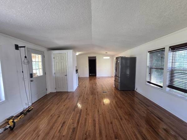 $70,000 / 3br - 1216ft2 - Beautifully Updated Home with 3 Season Porch and Stunning Features! (Apple Valley)64003961727746121