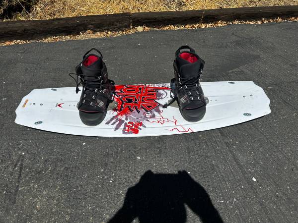 Liquid force team 134 wakeboard with liquid force bindings 1
