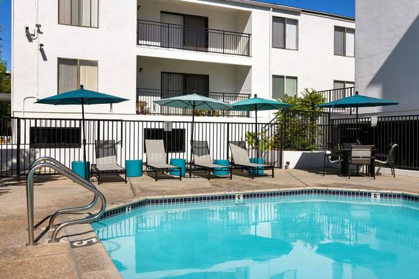 $2,185 / 1br - 740ft2 - SPACIOUS 1B/1B READY NOW! TONS OF STORAGE! STAINLESS STEEL APPLIANCES! (21031 Parthenia St, Canoga Park, CA)63701073552001121