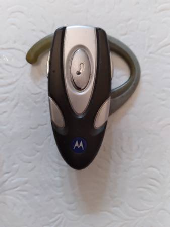 Motorola HS820 Bluetooth Headset 1