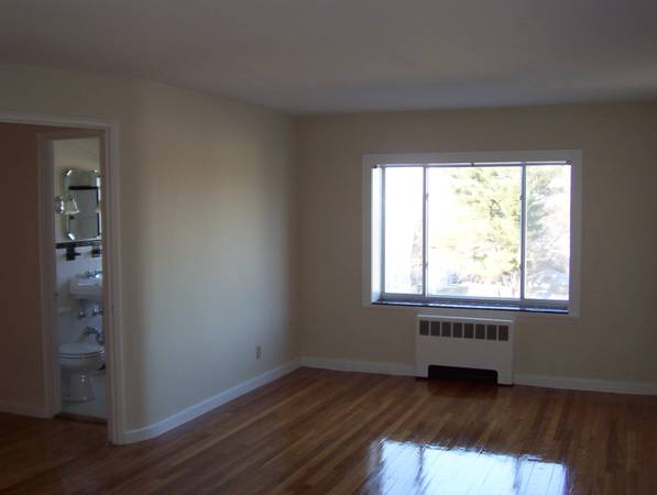 $2,100 NO FEE. Large bedroom. Heat & parking incl. D&D. Hardwood. On 77 Bus. (Arlington)63810063049731120