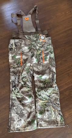New with tags. Field & Stream Realtree Max-1 mens hunting bib. Large 1