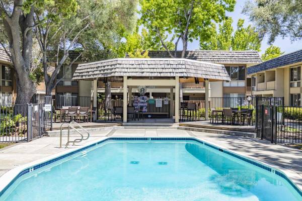 Frost-Free Refrigerators, Self-Cleaning Ovens, 1bd 1ba 1