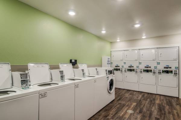 $1,350 / 1br - Tarifas semanales y mensuales bajas, a 4 millas del Salón de la Fama y Museo de RV (810 E Windsor Ave, Elkhart, IN)63665996227971123