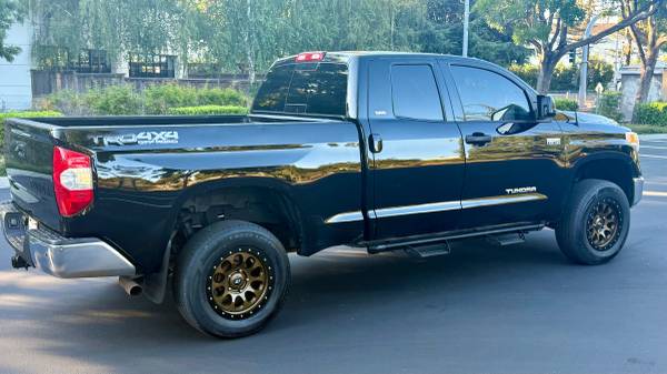 2015 Toyota Tundra 4x4 V8 5.7L, pocos kilómetros, título limpio - $28,200 (morgan hill)63470420043521123