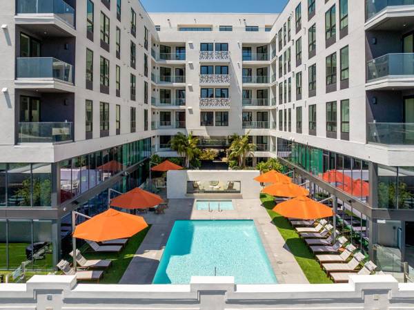 $2,899 / 1br - 818ft2 - Urban Oasis with Rooftop Pool and Skydeck (East Village/Makers Quarter)63657226405507123