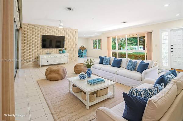 $789,900 / 4br - 2922ft2 - Beautiful Curb Appeal Sprawling 4 bed 3 bath Home (Plantation)63825133120385121