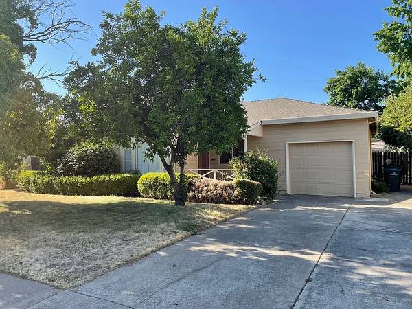 $910 / 3br - 1108ft2 - "Hogar encantador✷3 habitaciones con pisos de madera dura y amplio patio trasero!" (Sacramento)63790713778819120