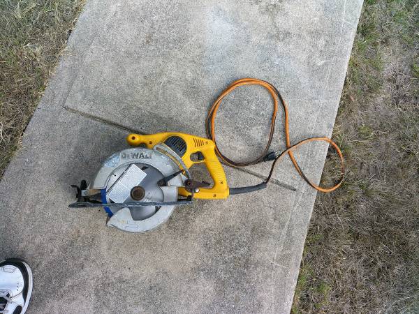 DeWalt Worm Drive 7 and 1/4 in skill saw With new Blade 1