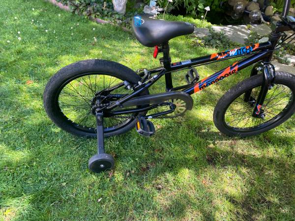 BICICLETA BMX MONGOOSE SWITCH KIDS DE 18 PULGADAS CON RUEDAS DE ENTRENAMIENTO NUEVA - $120 (REDWOOD CITY)63439527142913124