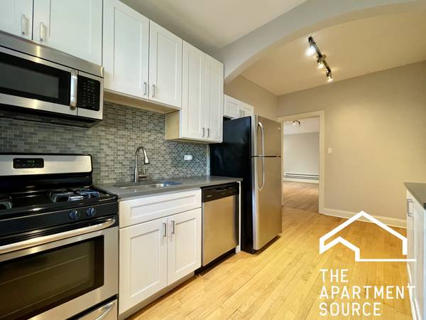 $1,570 Logan Square – Spacious Studio – Courtyard Building Near California L (Logan Square)63898860505474121
