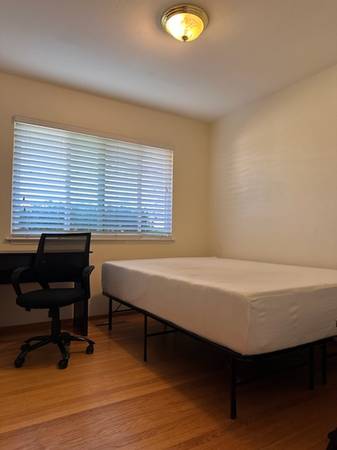 $1,200 / 4br - 120ft2 - A furnished private room in a large house for rent. (saratoga)63682870664705122