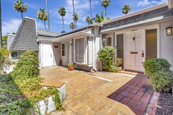 $2,895 / 2br - 1042ft2 - Enchanting 2-Bedroom Townhouse in La Mesa Village (La Mesa)63663802643585124