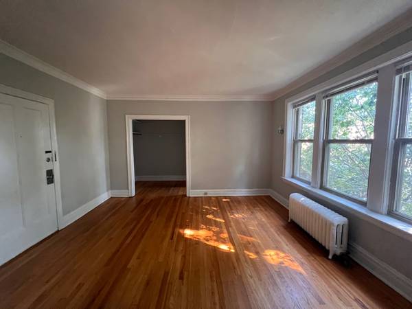 $1,095 🏡 Steps to Beach & Red Line – Heat/Gas Included! Ready Now! (East Rogers Park)63771196967683124