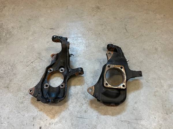 2019 GMC 2500/3500 Upper Control Arms & Steering Knuckles 1