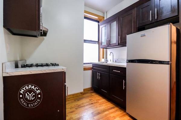 $3,500 / 2br - ¡Hermoso y MUY ILUMINADO! Ventanas en CADA HABITACIÓN! Ubicación PRINCIPAL de Williamsburg! (williamsburg)63788505461121122