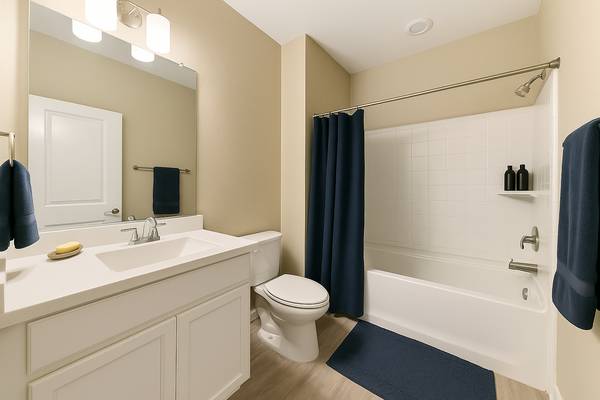$1,150 / 4br - 120ft2 - $1150 Mes a Mes Habitación Amueblada de Estilo en una Casa | Downtown Sac (Sacramento)64043663400322124