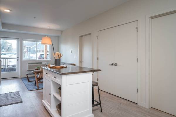 $1,483 / 1br - 602ft2 - Make yourself at home! Beautiful 1 bed, 1 bath in Wood Village (Wood Village - 5 minute drive from 1,000 Acre Dog Park)63672671314817124