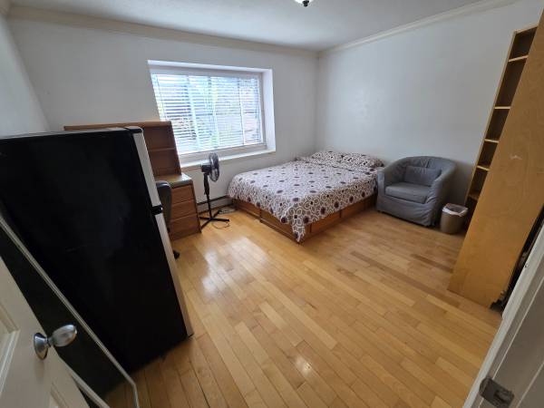 Large furnished pvt room Sep1 in Kerrisdale home;UCW/dntn/UBC 30minBus 1