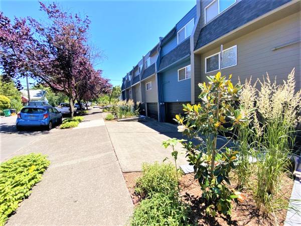 $2,249 / 2br - 1054ft2 - Townhome - October Availability63999453852034122