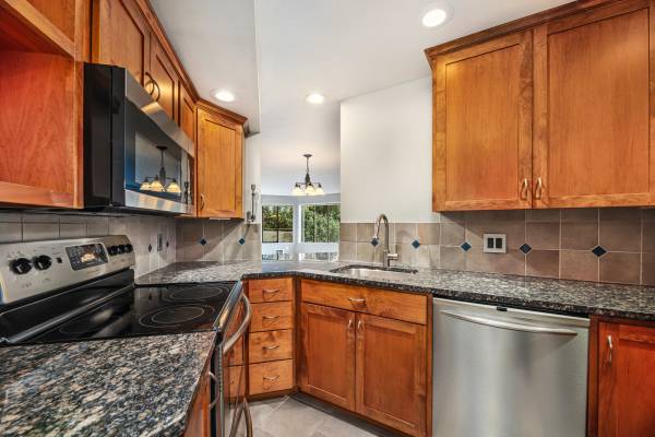$649,900 / 2br - 1070ft2 - Secured Building & Garage Just Steps Away from Cal Anderson Park (Capitol Hill)63866941339139124