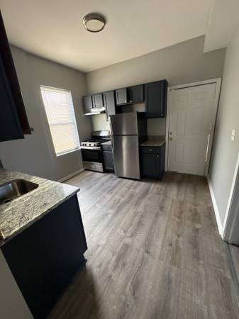 $1,450/ 3br-(Pet Friendly)(Laundry Available)($400 move in fee)7314 S 1