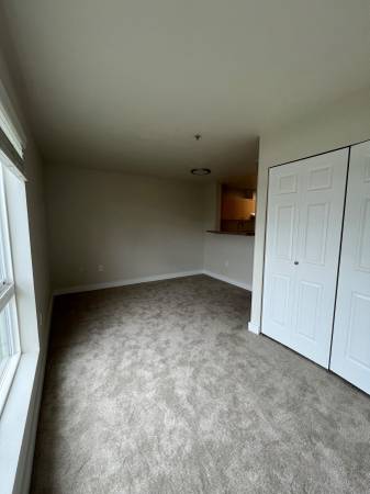 $1,530 / 373ft2 - Wake Up to Morning Sunlight – Top-Floor Studio in Bellevue (Downtown Bellevue, Eastside, Microsoft, Overlake, Amazon)63807984401027121