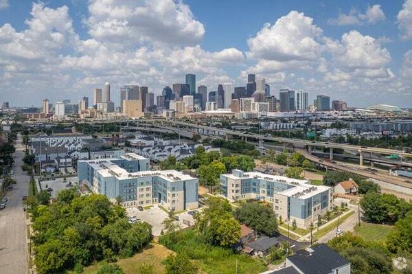 Captivating 1 BR for 55+: Pet Friendly, Near Downtown Houston 1