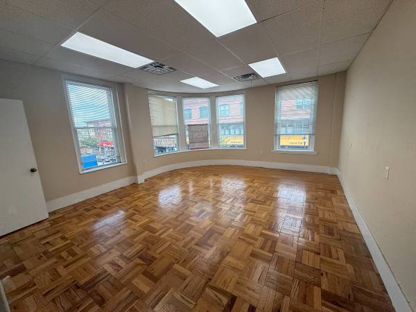 $2,000 / 1500ft2 - OFICINA GRANDE EN SEGUNDO PISO DE MOODY ST DISPONIBLE AHORA (Moody St)63699276590083123