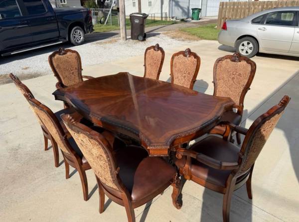 Dining Table - 8 chairs w/ leafs 1