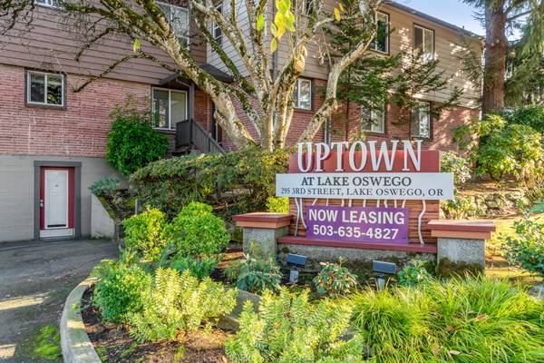 $1,900 / 2br - 910ft2 - Vida Moderna Espaciosa en Lake O ~ Aceptando Solicitudes 09/07 a la 1 AM! (Lake Oswego, Lakewood Bay, Millennium Park, Downtown LO)63615727029121123