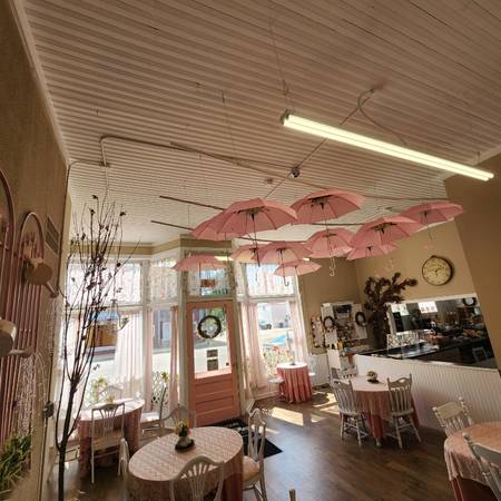 $600.00 Commercial Storefront w/ Storage for Lease in Lawrence Michigan over 163775322340097123