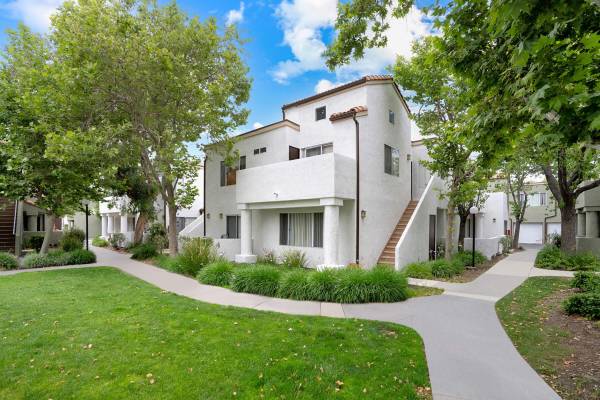 $2,869 / 3br - 1049ft2 - Picnic Tables, Cable Ready, Convenient Guest Parking (27303 N. Sara St., Los Angeles, CA)63818753993731121