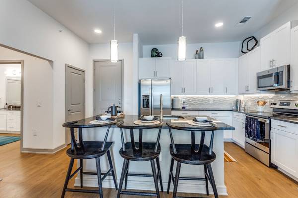 $1,781 / 2br - A New Upscale Apt in Addison/Galleria Area**4-6 WEEKS FREE** (Addison/North Dallas/Galleria Area)63796477104129121