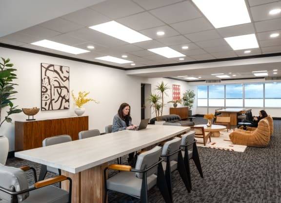 $1,230 / 384ft2 - Doble Ventanales, Terraza con Vista a la Ciudad, Sala de Club (301 W Lombard St, Baltimore, MD)63654692137729120