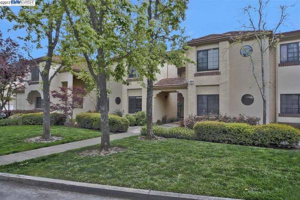 3 bed, 2 bath end condo, first floor unit in Canyon Lakes, San Ramon 1
