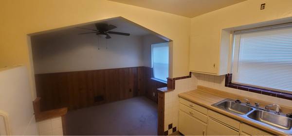 $1150.00 / 2br - 1000ft2 - 2 bedroom in a 2 family ! Quiet, family oriented street!63974611956610124