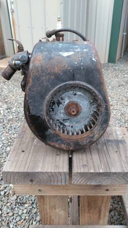 Briggs and Stratton WMB Antique Gas Engine 1