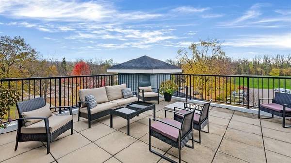 $1,400 / 1br - 797ft2 - Electric Range, Library, Spacious Kitchen with Breakfast Bar (110 E 1st St, Chaska, MN)64003958777729124