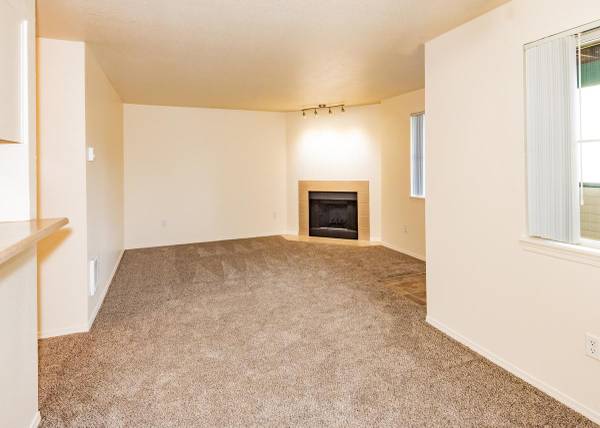 $2,141 / 2br - 985ft2 - Cozy 2 BR/2 BA with Fireplace, Minutes from Mt Hood Community Coll (Troutdale)63820738775041124