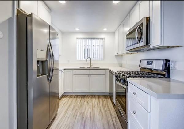 $2,749 / 2br - 850ft2 - Hermoso apartamento renovado de 2 dormitorios y 1.5 baños en Oceanside (Oceanside)63845975283715120