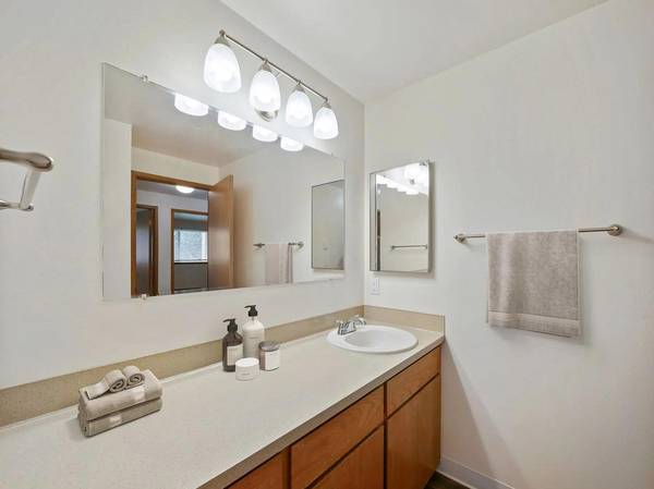 $2,025 / 2br - 960ft2 - Premium Flooring, Patio, Assigned Covered Parking, Walk-in closet (Enumclaw)63688607972097122