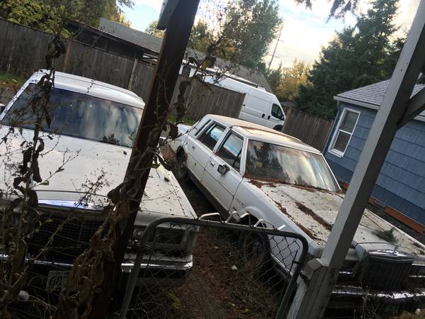 Two 1986 Lincoln Towncars 1