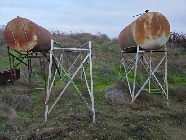 550 gal fuel tank and stands 1