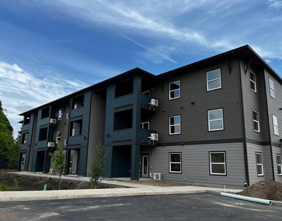 $1,695 / 2br - LUXURY STYLE - TOUR! - Designer 2 Bedroom + Upgraded, Quartz Counter (Salem - Center Street)63660444505857122