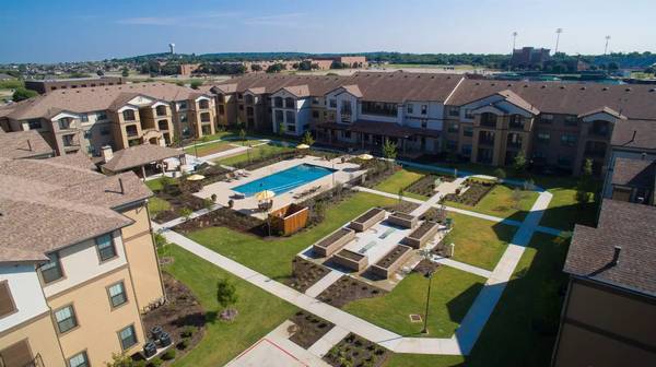 $1,599 / 2br - 1267ft2 - ¡Este departamento de 2 habitaciones y 1267 pies cuadrados es impresionante! (Burleson)63796375451905124